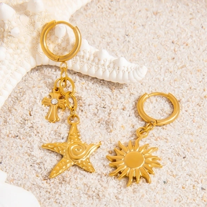 Orecchini a cerchio asimmetrici in acciaio inossidabile 18K con ciondoli stella e sole