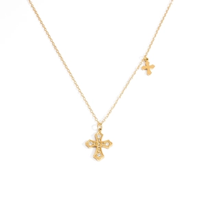 Dettaglio della collana a croce in acciaio inossidabile placcato oro 18K con zirconi