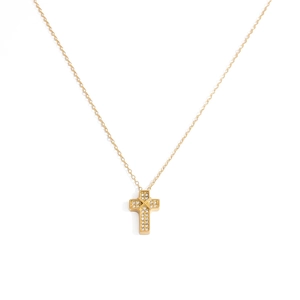 Dettaglio della collana con pendente a croce placcata oro 18K con micro-set di zirconi