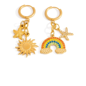 Dettaglio di orecchini a stella marina in oro 18K con arcobaleno colorato e ciondoli sole