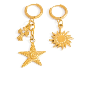 Orecchini asimmetrici in acciaio inossidabile placcato oro 18K con sole e stella marina