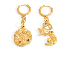 Dettaglio di orecchini asimmetrici placcati oro 18 carati con stella marina e luna
