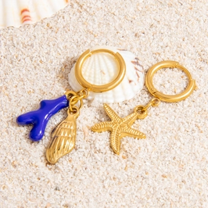 Orecchini a cerchio serie oceano in oro 18K con corallo blu e stella marina sulla sabbia