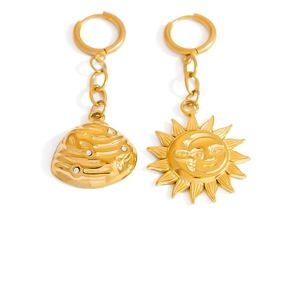 Orecchini asimmetrici lussuosi a forma di sole e conchiglia in acciaio placcato oro 18K
