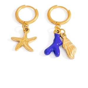Orecchini asimmetrici placcati oro 18K con stella marina e corallo blu su sfondo bianco
