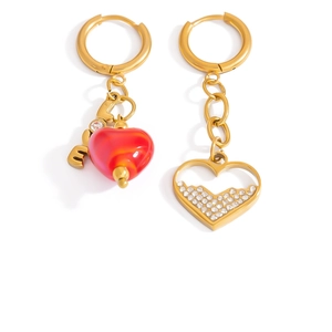 Orecchini a cuore asimmetrici placcati oro 18K con ciondolo rosso e scritte LOVE