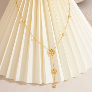 Elegante 18K vergulde titanium klaver Y-ketting met sprankelende witte zirkonia's