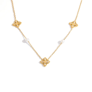 Detail van 18K vergulde roestvrijstalen ketting met vierbladige bloemen en parels