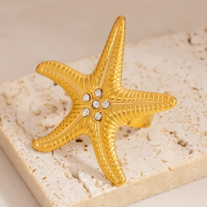 Bague étoile de mer ajustable plaquée or 18K avec cristaux sur support en pierre