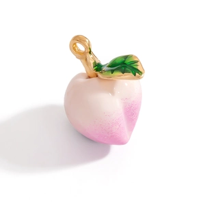 Dettaglio del ciondolo a forma di pesca con sfumatura rosa e foglia d'oro intarsiata