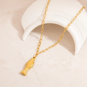 Detail eines 18K Gold Fisch-Anhängers an einer schicken Paperclip-Kette für Frauen