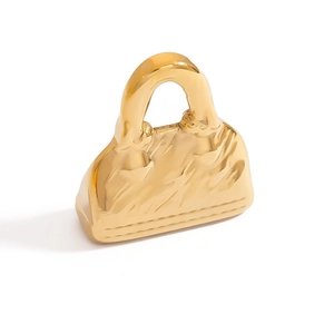 Ciondoli in oro 18K lucidato con trame realistiche simili alla pelle e dettagli cuciti