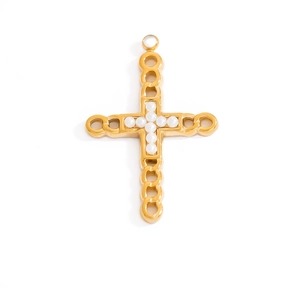Dettaglio del ciondolo a croce in oro 18K con maglie a catena e inserti in perle bianche