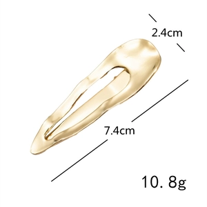 Goldene geometrische Haarspange aus Metall mit Wellenstruktur und 7,4 cm Länge
