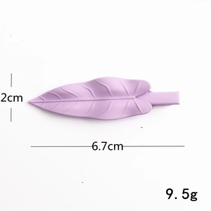 Detailed view of matte purple leaf hair clip with 6.7cm length and 9.5g weight info