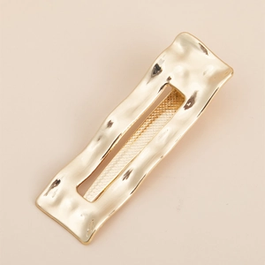 Minimalistische goldene Haarspange mit Wellenform und unregelmäßiger Metalltextur