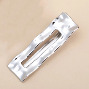 Minimalistische silberne gewellte Haarspange mit Hammerstruktur und hohlem Design