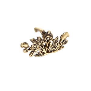Détail du clip d'oreille feuille de lotus rétro avec finition or antique et relief