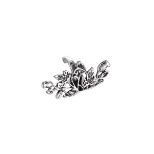 Relief détaillé d'un earcuff feuille de lotus en argent vintage avec des textures gravées
