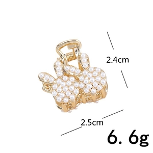 Vue détaillée d'une petite pince à cheveux lapin dorée avec perles, taille 2,4cm x 2,5cm