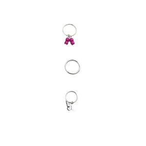 Détail de bijoux de cheveux argentés avec pendentif papillon et perles violettes