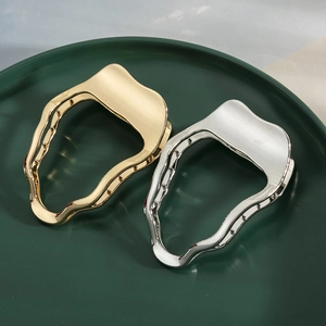 Pince à Cheveux Minimaliste en Métal Coeur Creux Élégante Pince Crabe en Alliage Électroplaqué pour Femmes Accessoires de Cheveux