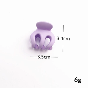 Detailansicht mit Maßen 3,4cm x 3,5cm der lila mattierten Haarklammer für hohe Pferdeschwänze