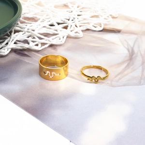 Set of two gold adjustable rings with vintage wavy hollow design for couples and women