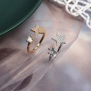 Detailansicht des Stern-Zirkonia-Rings in Gold und Silber mit verstellbarem Design