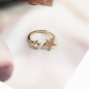 Luxuriöser vergoldeter verstellbarer Sternring mit Micro-Pavé-Zirkonia-Akzenten