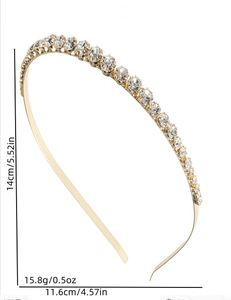 Vue détaillée du serre-tête fin doré serti de zircons avec dimensions 14cm sur 11,6cm