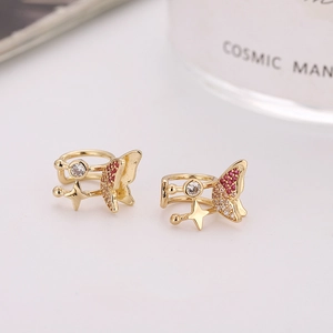 Élégant ear cuff papillon doré orné de zircons cubiques rouges et blancs étincelants