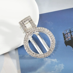 Barrette géométrique argentée avec strass, design rectangulaire et circulaire