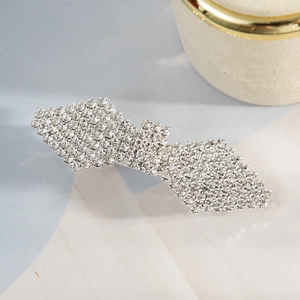 Barrette à cheveux élégante en strass argentés avec un design géométrique et cristaux