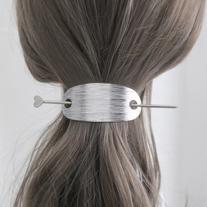 Ensemble pince à cheveux en métal argenté mat avec plaque ovale et épingle en cœur