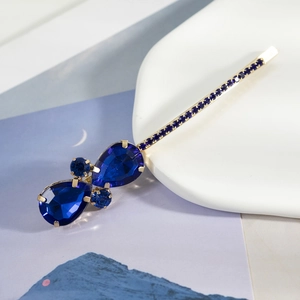 Pince à cheveux vintage avec strass bleu foncé en forme de goutte et base dorée élégante