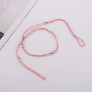 Détail du cordon de cheveux en suède rose avec sept perles en métal argenté rétro