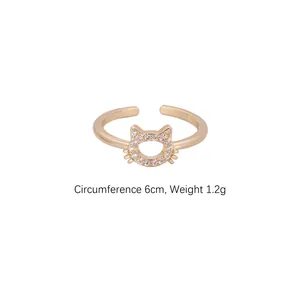 Bague ajustable dorée avec tête de chat évidée et sertie de zircons blancs brillants