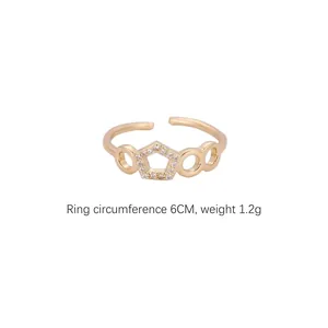 Bague ajustable dorée en cuivre géométrique avec zircons sertis et design pentagone