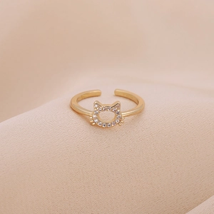 Bague chat dorée ajustable ornée de cristaux de zircone sur un tissu élégant