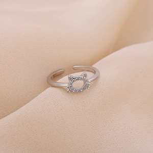 Bague ouverte ajustable argentée avec tête de chat évidée et zircons cubiques brillants