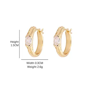 Créoles dorées design lave avec zircon, dimensions 1,5 cm haut et 0,3 cm large