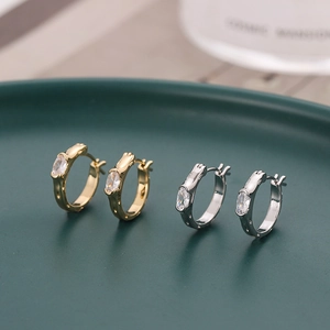 Boucles d'oreilles créoles avec zircon marquise en finitions dorée et argentée