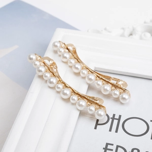 Elegant pair of golden hair clips with gradient white pearls for women and girls
