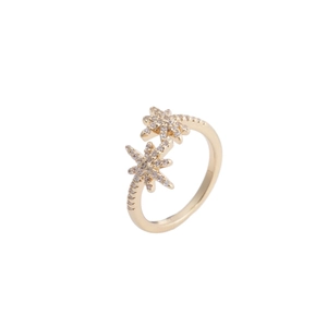 Elegante anello aperto placcato oro con motivo a doppia stella in micro-pavé