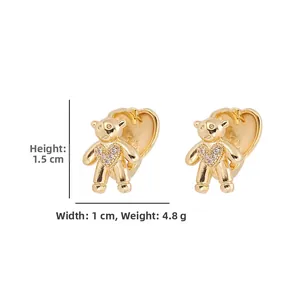Vue détaillée des boucles d'oreilles ours en or avec cœur en zircon et dimensions