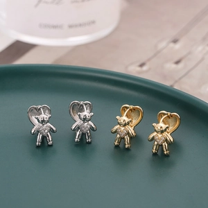 Boucles d'oreilles ours dorées et argentées avec cœur en zircon sur plateau céramique