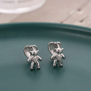 Boucles d'oreilles ours et cœur en argent avec pierres de zircon dans un design élégant