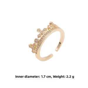 Dettaglio anello a corona dorato regolabile con zirconi e diametro interno di 1,7 cm