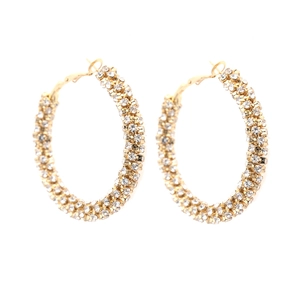 Elegante gouden oorringen met meerdere rijen glinsterende strass en minimalistisch design